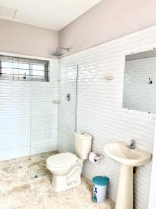 a bathroom with a toilet and a sink at Casa Y in Tolú