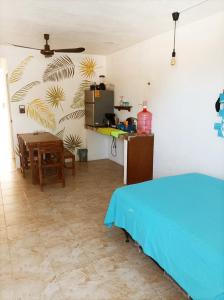 een kamer met een bed, een tafel en een keuken bij Costa Esmeralda in El Cuyo