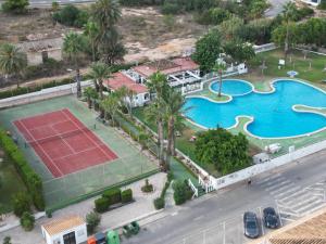 una vista aérea de una piscina con pista de tenis en Bungalow in Lago Jardin I, LosBalcones,Torrevieja Luxury, en Los Altos