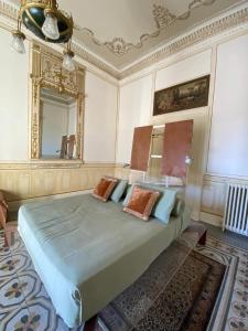- une chambre avec un grand lit et un miroir dans l'établissement MEA DOMUS Mergellina, à Naples