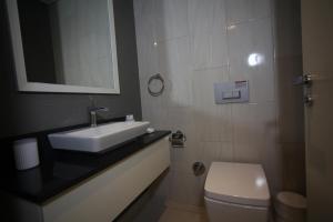 Um banheiro em Most luxury 1-bedroom apartment in Taksim