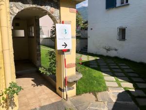 una señal en el lateral de un edificio con una puerta en Sinergia e Benessere, en SantʼAntonino