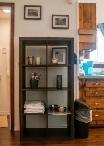 uma prateleira numa cozinha com panelas e frigideiras em Coastal Studio em Brookings