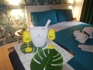 a bedroom with a bed with a plant and two glasses at Bnb Simy2 in Naples