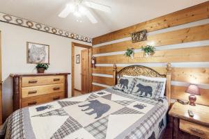 1 dormitorio con 1 cama y pared de madera en Dances with Wolves en Pigeon Forge