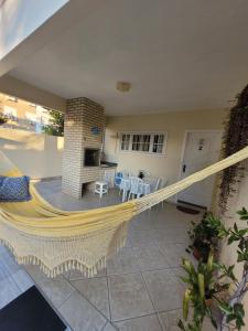 uma rede de descanso numa sala de estar com lareira em Pousada do Sol em Florianópolis