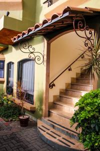 una casa con una scala di fronte a una casa di Casas del Toro a Monteverde Costa Rica