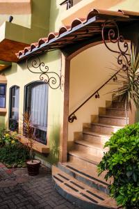 Casas del Toro في مونتيفيردي كوستاريكا: منزل به درج أمام المنزل