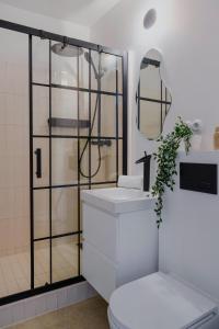 Kúpeľňa v ubytovaní Warsaw Concierge Waszyngton Lounge