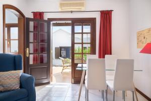 een woonkamer met een tafel en stoelen bij Casa Maesa in Playa Honda