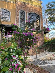 a house with flowers in front of it at Casas del Toro Playa Flamingo in Playa Flamingo