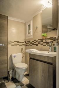 A bathroom at Hermes Apartment on Aristotelous Midas Home Még 37 kép