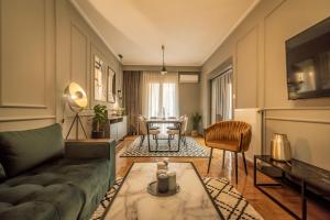 A seating area at Hermes Apartment on Aristotelous Midas Home