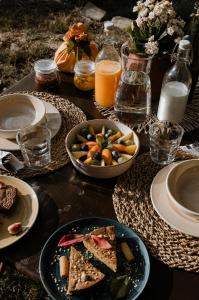 un tavolo con piatti e una ciotola di cibo di Gaia’s Spheres a Gorzegno