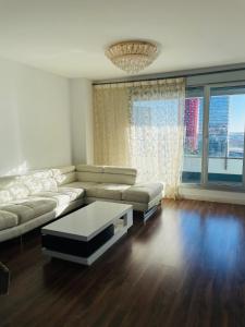 Posteľ alebo postele v izbe v ubytovaní Fira de Barcelona City View Apartment with Garage Parking