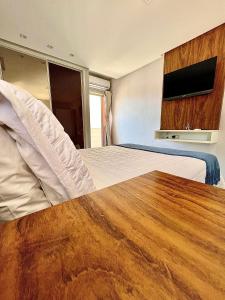 Uma cama ou camas num quarto em Apartamento Completo na Ponta Verde (3 quartos) - 2 quadras da Praia