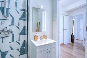 un bagno con lavandino e doccia in vetro di Faro Center with AC & WiFi a Faro Altre 11 foto