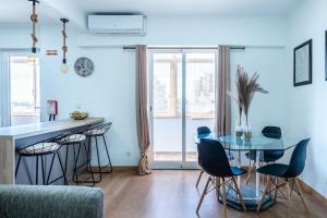 una sala da pranzo con tavolo e sedie in vetro di Faro Center with AC & WiFi a Faro