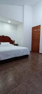 سرير أو أسرّة في غرفة في Hotel CALLI YOLOTL Teotihuacan
