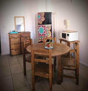ブエノスアイレスにあるAbasto monoambienteのキッチン(木製のテーブル、椅子、電子レンジ付)