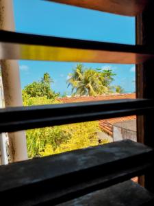 Aloha Beach Guest House的阳台或露台