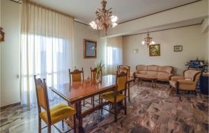 a dining room with a table and chairs at Beautiful Apartment In Reggio Calabria With Wifi And 3 Bedrooms in Reggio di Calabria