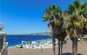 a view of the ocean and palm trees at Beautiful Apartment In Reggio Calabria With Wifi And 3 Bedrooms in Reggio di Calabria