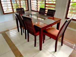 comedor con mesa de madera y sillas en Bua Bed & Breakfast en Nadi