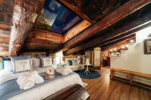 1 dormitorio con 2 camas en una habitación con techos de madera en Casa Rural Palacio, en Linares de Mora