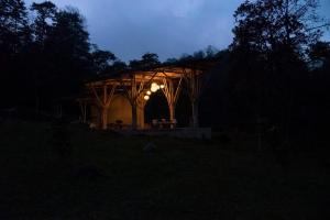 un pabellón con una mesa en la oscuridad en Espacio Pilam y cascada privada!, en Xico