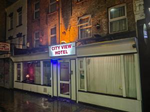 un hotel con vistas a la ciudad y un cartel en la puerta en City View Hotel Roman Road en Londres