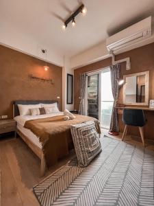 ein Schlafzimmer mit großem Bett und Fenster in der Unterkunft 東眠 Taitung sleep well in Taitung