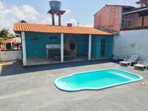 una piscina frente a una casa en Casa no atalaia na rua atalho, en Salinópolis
