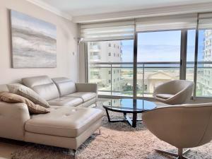 sala de estar con sofá y mesa en IMPERIALE Luxury Apartment, en Punta del Este