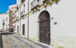 a building with a wooden door on a street at Art Gallery Flat in Amantea