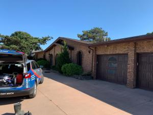 een auto geparkeerd voor een huis bij spanish stye lakeview villa 