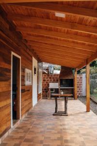 un patio esterno con pergolato in legno di CABAÑAS LA AMISTAD a Puerto Iguazú Altre 75 foto
