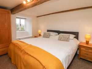 ウルバーストンにあるFurnace Cottageのベッドルーム(大きな白いベッド1台、窓付)