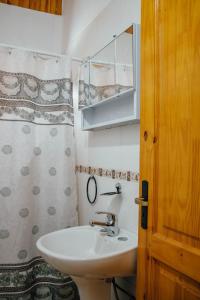 ein Bad mit einem Waschbecken und einem Duschvorhang in der Unterkunft CABAÑAS LA AMISTAD in Puerto Iguazú