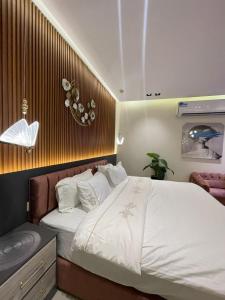Una cama o camas en una habitación de شاليه ريفو Revo chalet
