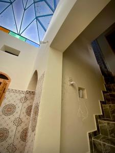 een kamer met een trap en een glazen plafond bij Dar Haniya in Rabat