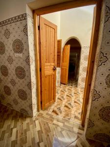 een open deur in een kamer met een tegelvloer bij Dar Haniya in Rabat