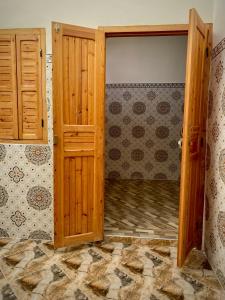 een lege kamer met deuren en een kamer met tegels bij Dar Haniya in Rabat