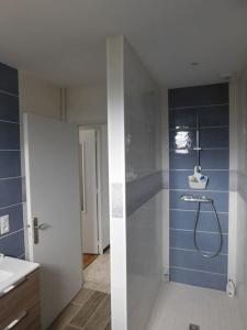 Koupelna v ubytování Gîte MMR 6 places avec cour clôturée 3 nuits mini