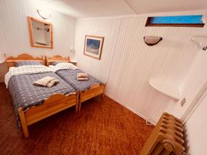 una camera da letto con un letto e asciugamani di La Baita Limone Riserva Bianca Ski-in Ski-out Seggiovia Morel 3 a Limone Piemonte