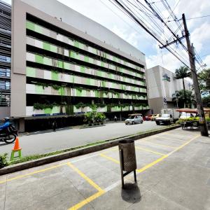 un edificio con un cubo de basura en un estacionamiento en 901 Loft con jacuzzi privado cerca al barrio Laureles, en Medellín