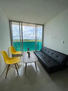 sala de estar con sofá, mesa y sillas en Apartamento montenegro caffeto 801, en Montenegro