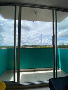 vistas desde el interior de una habitación con puertas correderas de cristal en Apartamento montenegro caffeto 801, en Montenegro