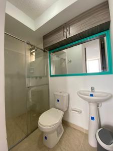 y baño con aseo, lavabo y ducha. en Apartamento montenegro caffeto 801, en Montenegro