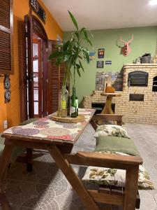 uma sala de estar com uma mesa e uma lareira em Casa Duplex em Cabo Frio - pertinho de tudo! em Cabo Frio